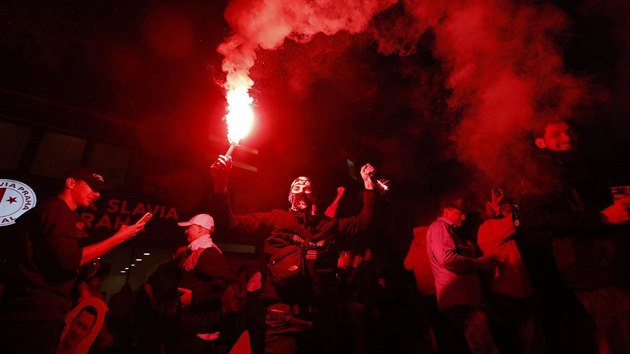 Fanouci praské Slavie si mli neúmysln zapálit vlastní stadion.