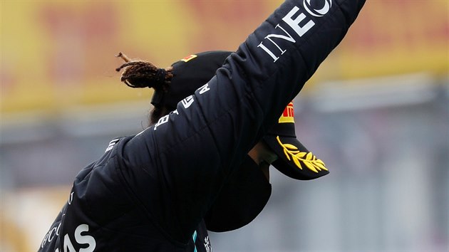 Samozvaný ochránce �ernoch� ve sv�t� motorsportu Lewis Hamilton u� za�íná �tvát...