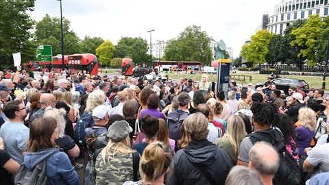 Demonstranti v londýnském Hyde Parku odmítají nosit roušky v obchodech.