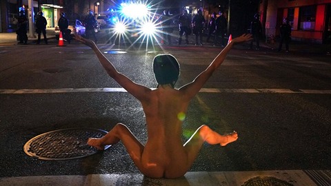Demonstrantka v Portlandu si vysloužila přezdívku Nahá Athéna.
