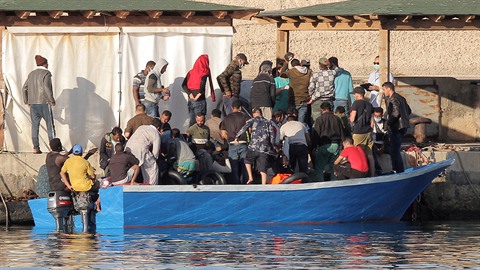 Migranti se vyloďují na italském ostrově Lampedusa.