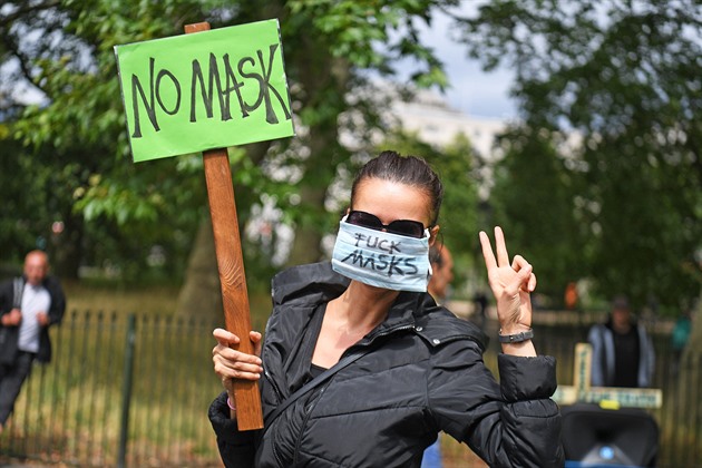 Demonstranti v londnskm Hyde Parku odmtaj nosit rouky v obchodech.