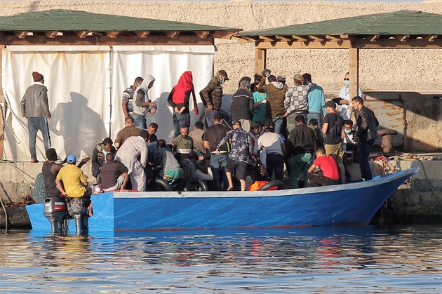 Migranti se vyloují na italském ostrov Lampedusa.