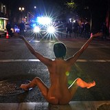 Demonstrantka v Portlandu si vysloužila přezdívku Nahá Athéna.