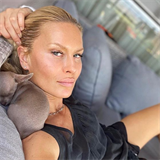 Simona na Instagram dává neustále fotky s malým psíkem.