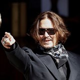 Johnny Depp m u soudu spoustu fanouk. A u si v Londn zael na rande!