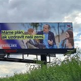 Klausovi dělaly na billboardech Trikolóry komparz jeho vlastní děti.