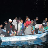 Migranti připlouvají na Lampedusu