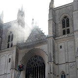Francouzsk policie kvli poru gotick katedrly v Nantes znovu zatkla...