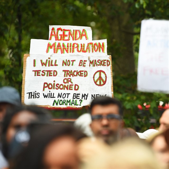 Demonstranti v londnskm Hyde Parku odmtaj nosit rouky v obchodech.