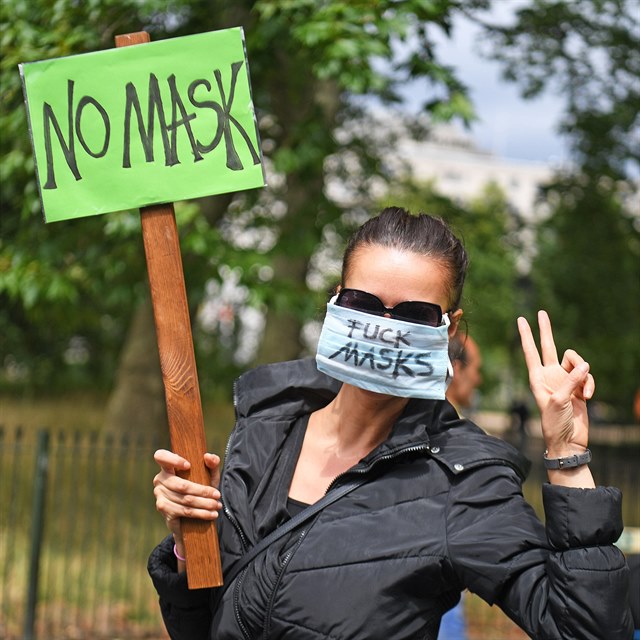 Demonstranti v londnskm Hyde Parku odmtaj nosit rouky v obchodech.