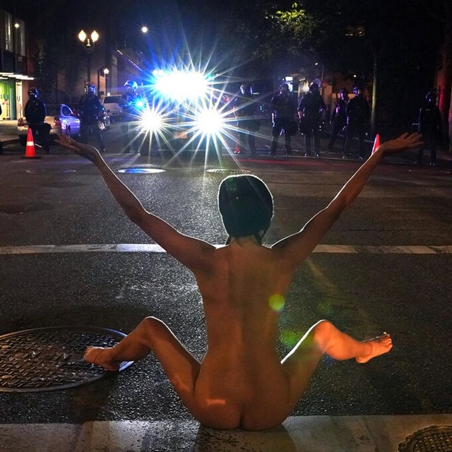 Demonstrantka v Portlandu si vyslouila pezdvku Nah Athna.