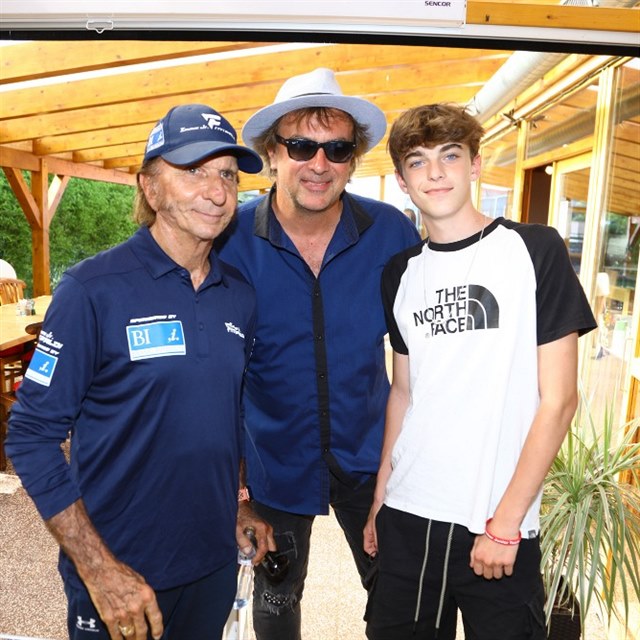 Fotku s Fittipaldim museli mt i Tom Matonoha a jeho syn.