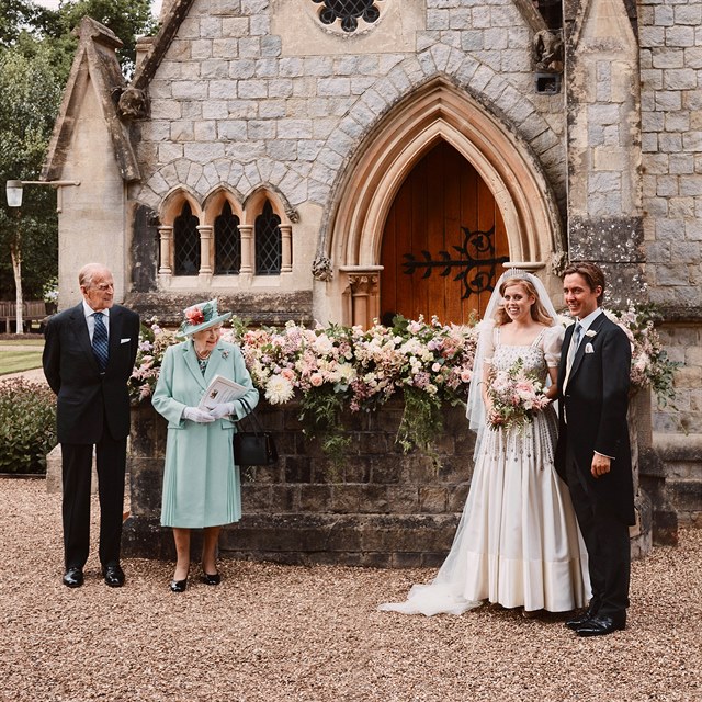 Královna Alžběta a princ Filip na svatbě princezny Beatrice.