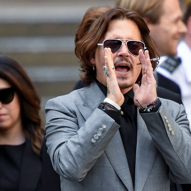 Johnnyho Deppa u soudu pravideln podporovaly destky fanouk.