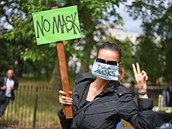 Demonstranti v londýnském Hyde Parku odmítají nosit rouky v obchodech.