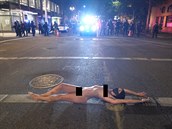 Demonstrantka v Portlandu si vyslouila pezdívku Nahá Athéna.
