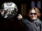 Johnny Depp má u soudu spoustu fanouk. A u si v Londýn zael na rande!