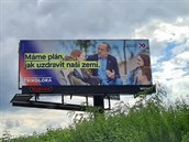 Klausovi dlaly na billboardech Trikolóry komparz jeho vlastní dti.