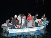 Migranti piplouvají na Lampedusu