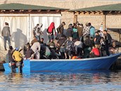 Migranti se vyloují na italském ostrov Lampedusa.