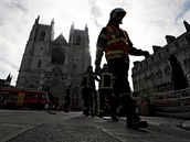Francouzská policie kvli poáru gotické katedrály v Nantes znovu zatkla...