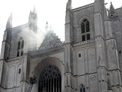 Francouzská policie kvli poáru gotické katedrály v Nantes znovu zatkla...