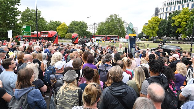 Demonstranti v londnskm Hyde Parku odmtaj nosit rouky v obchodech.