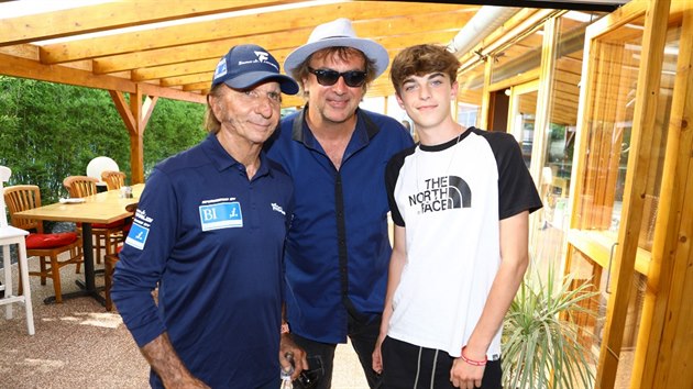 Fotku s Fittipaldim museli mt i Tom Matonoha a jeho syn.