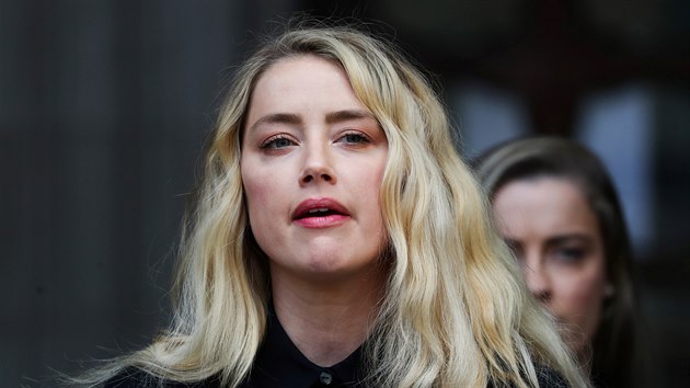 Amber Heard vystoupila ped novinái.