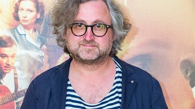 Jan Hebejk u pruhy nosí kamkoli.