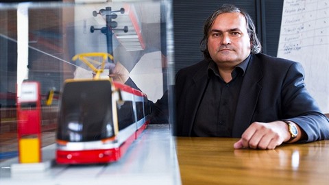 Patrik Kotas (na snímku s modelem tramvaje 15T ForCity) je český architekt...