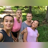 Iva Kubelková s maminkou a dcerami na dámské jízdě ve wellness resortu.