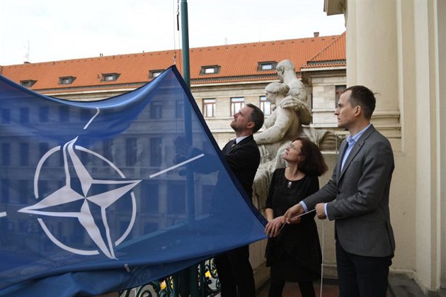 Na magistrátu nemohla chybět ani vlajka NATO.