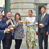 Americk ministr zahrani Mike Pompeo (tet zleva) ochutnv pivo v pivovaru...