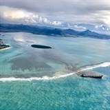 Ostrov Mauricius pokrv ropa z lodi MV Wakashio, kter minul msc uvzla na...