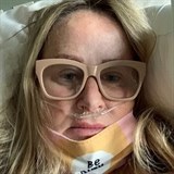 Sestra Sharon Stone onemocněla covidem-19 a bojuje o život.