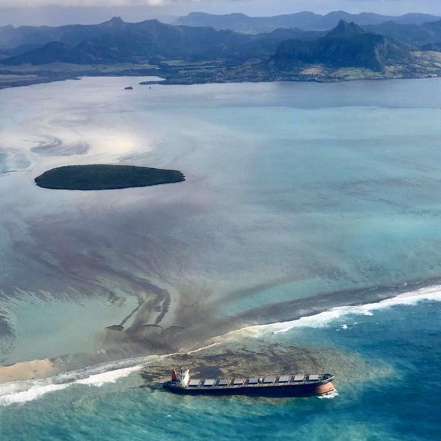 Ostrov Mauricius pokrv ropa z lodi MV Wakashio, kter minul msc uvzla na...