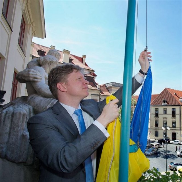 S vlajkami na praskm magistrtu si hrl tak tehdej primtor Tom Hudeek.