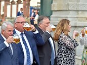 Americký ministr zahranií Mike Pompeo (uprosted) ochutnává pivo v pivovaru...