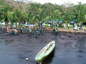 Ostrov Mauricius pokrývá ropa z lodi MV Wakashio, která minulý msíc uvázla na...
