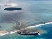 Ostrov Mauricius pokrývá ropa z lodi MV Wakashio, která minulý msíc uvázla na...