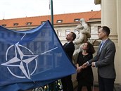 Na magistrátu nemohla chybt ani vlajka NATO.