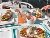 Nikol �vantnerová slibuje, �e jídlo, které si dává na Instagram, také ochutnává...