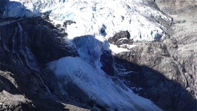 Zhroucení ledovce ve švýcarských Alpách.