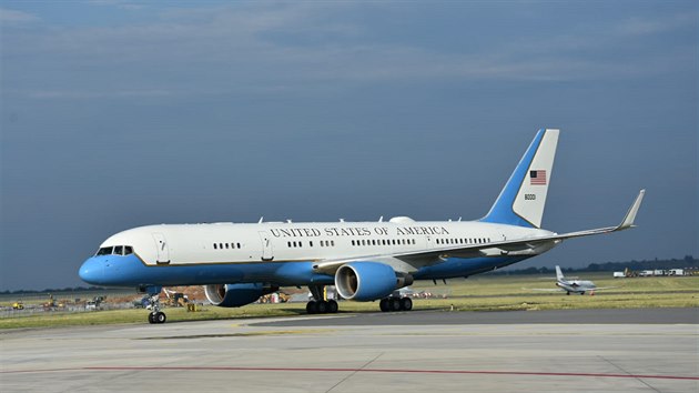 Americký ministr zahrani�í Mike Pompeo s man�elkou Susan p�icestovali na...