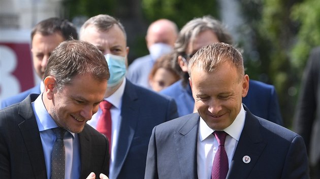 Slovenský premiér Igor Matovi to kvli okování a eení pandemie schytává ze vech stran.
