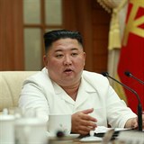 Kim Čong-un v bílém saku a s cigaretou v ruce.