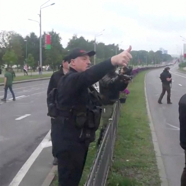 Alexandr Lukaenko se zdrav s policisty na barikdch.