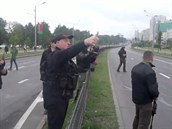 Alexandr Lukaenko se zdraví s policisty na barikádách.